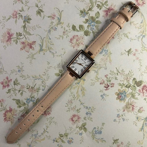 🐞Adorable Baby Pink Leather Band Watch🐞 - Picture 2 of 7